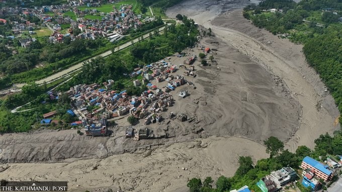 Las inundaciones y los deslizamientos de lodo en Nepal han dejado al menos 97 muertos y cientos de desaparecidos.