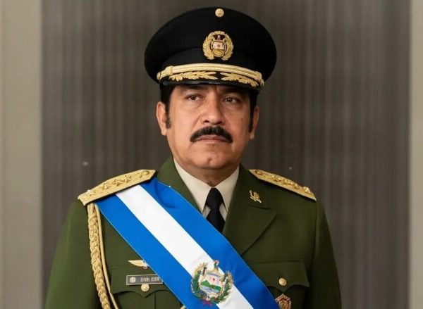QUIEN PROMETIÓ UNA ESCUELA POR DÍA?. El 1 de julio de 1972 el coronel Arturo Armando Molina, asume como presidente de El Salvador.