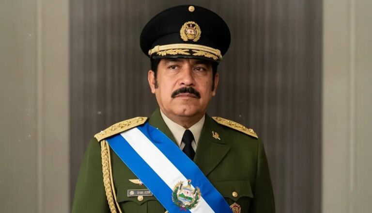 QUIEN PROMETIÓ UNA ESCUELA POR DÍA?. El 1 de julio de 1972 el coronel Arturo Armando Molina, asume como presidente de El Salvador.