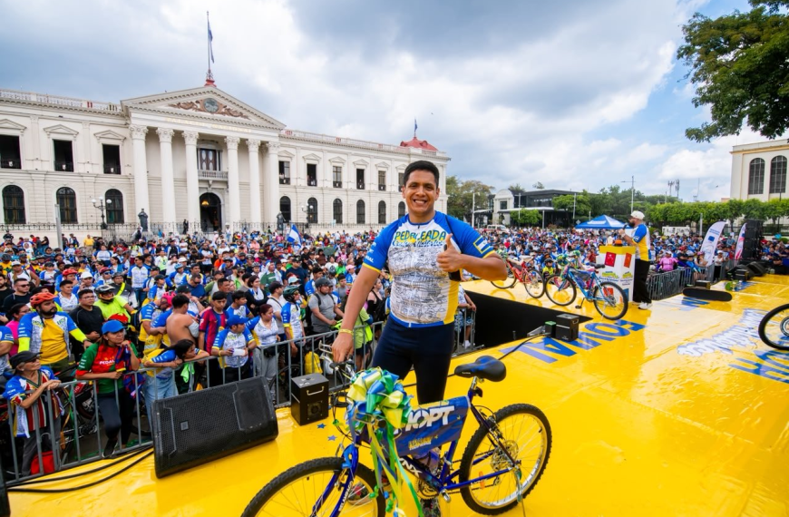 La novena edición de la Pedaleada llego al Centro Histórico de San Salvador.