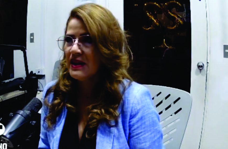 Karina Sosa, exdiputada y miembro del Parlamento Centroamericano (PARLACEN) señala a diputados oficialtas de cobrar salarios por adelantado.