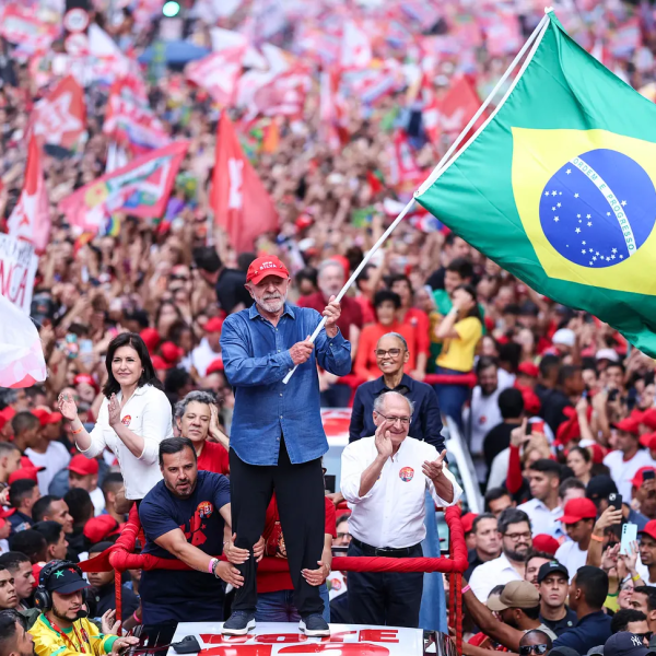 Luiz Inácio Lula da Silva, gana segunda vuelta en Brasil con 51,79 % de los votos válidos, frente al 48,21 % alcanzado por el senador Flávio Bolsonar