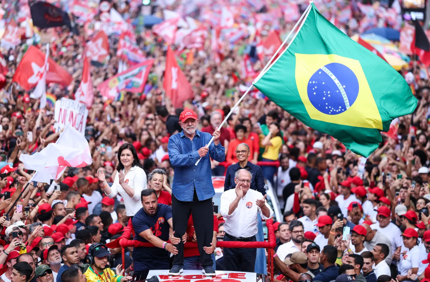 Luiz Inácio Lula da Silva, gana segunda vuelta en Brasil con 51,79 % de los votos válidos, frente al 48,21 % alcanzado por el senador Flávio Bolsonar