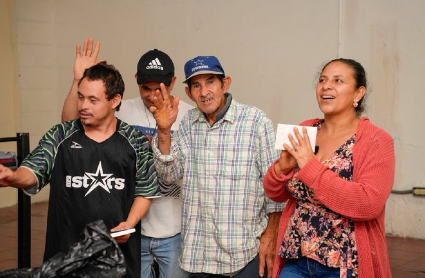 Hondureño con síndrome de Down, fue entregado a sus familaires por miembros de la PNC.